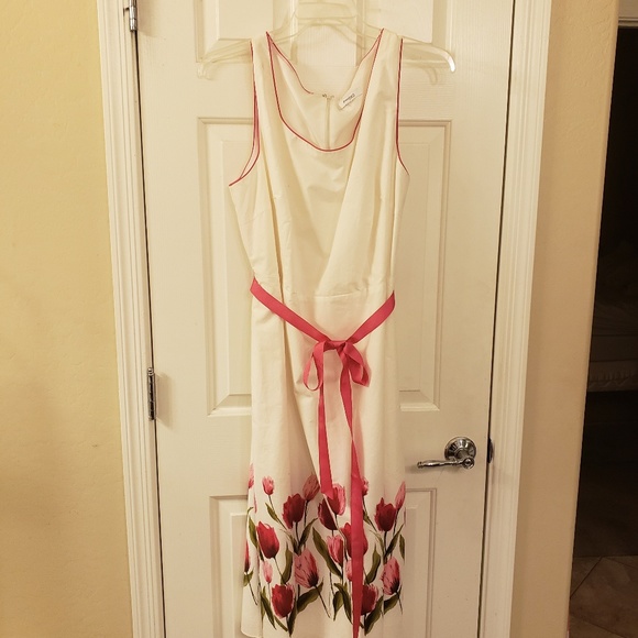 Lovely Dress White with Tulips on bottom Size 22 - Picture 7 of 7